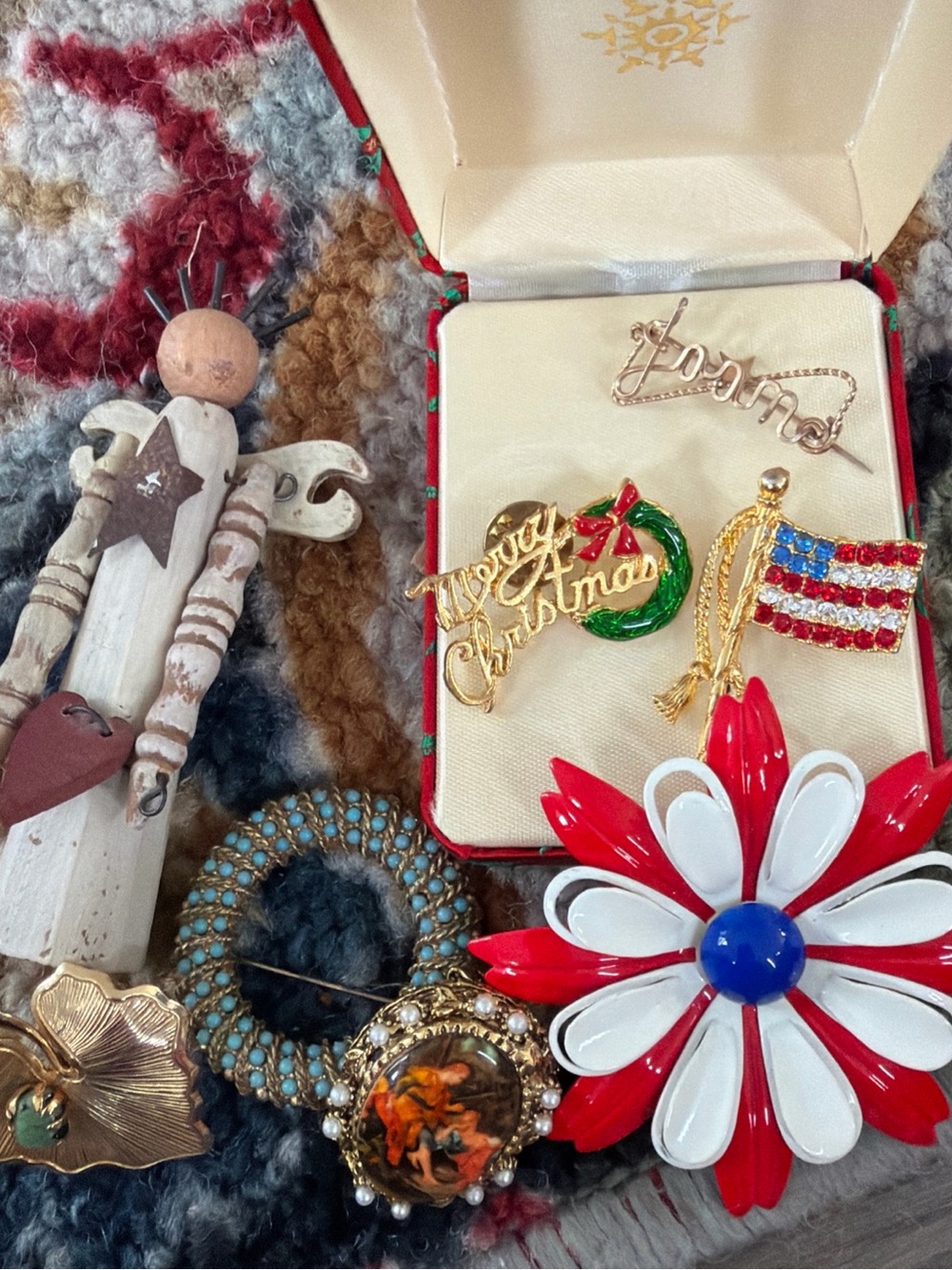 Lot of 8 Vintage pins/brooches